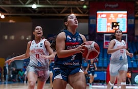 Gilda Duarte, de buen rendimiento en el team paraguayo, avanza en el juego contra México, por la AmeriCup U18 en Irapuato.