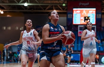 Gilda Duarte, de buen rendimiento en el team paraguayo, avanza en el juego contra México, por la AmeriCup U18 en Irapuato.