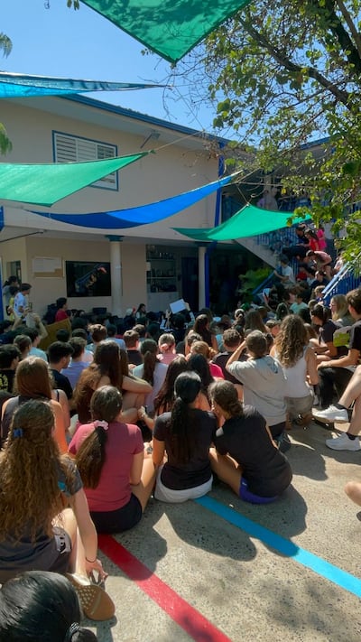 Masiva protesta de estudiantes del Colegio Francés Marcel Pagnol de Asunción.