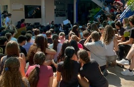 Masiva protesta de estudiantes del Colegio Francés Marcel Pagnol de Asunción.