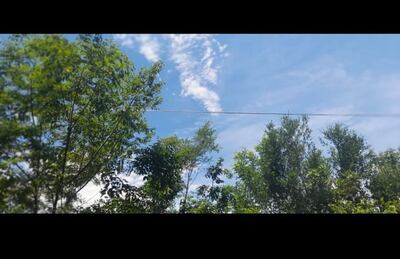 El viento hizo que los cables queden así y a consecuencia de eso se produjo el corte de energía eléctrica.