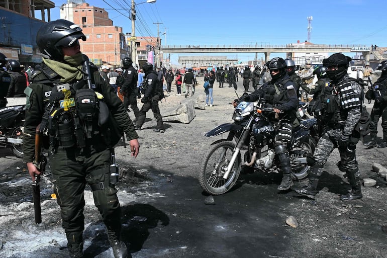 Policías desplegados en una zona de bloqueo en Cruce Ventilla, El Alto, Bolivia, el 20 de junio de 2026.