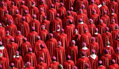 Cardenales participan en el funeral del difunto Papa Francisco en la Plaza de San Pedro del Vaticano, el 26 de abril de 2025.