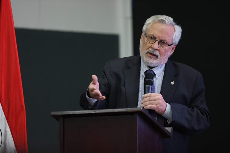 Jorge Alvar, biógrafo del cartógrafo militar y naturalista español Félix de Azara, habla durante una conferencia este martes, en Asunción (Paraguay).