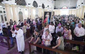 Con una procesión, ingresa a la parroquia Virgen del Rosario del barrio Sajonia, el cuadro de Jesús Misericordioso, en una Fiesta de la Divina Misericordia que ya es tradición.