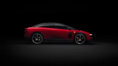 Esta imagen distribuida por el fabricante italiano de automóviles Ferrari el 25 de mayo de 2026 muestra el nuevo automóvil totalmente eléctrico de Ferrari llamado “Luce”, palabra italiana para “luz”, presentado por Ferrari en Roma el 25 de mayo.