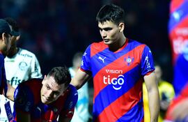 El argentino Diego Churín (i) y el paraguayo Wilder Viera (d), jugadores de Cerro Porteño, lamentan la derrota contra Palmeiras por la fase de grupos de la Copa Libertadores en el estadio La Nueva Olla, en Asunción.