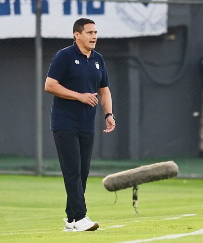Víctor Hugo Cabrera Gauto, brindando indicaciones durante el partido del domingo entre Olimpia y Sportivo Ameliano, celebrado en el Defensores del Chaco, con el marcador en blanco.