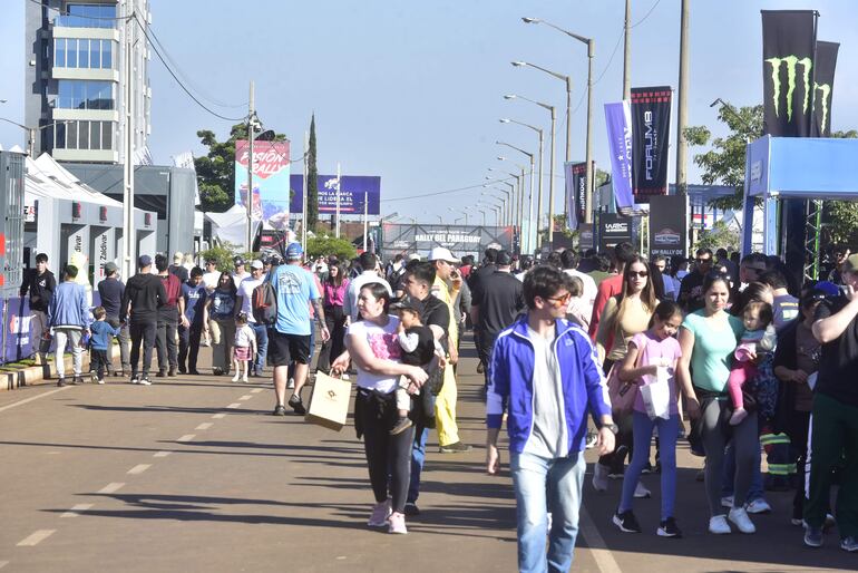 Una buena cantidad de aficionados ya estuvo recorriendo el Parque de Asistencias.