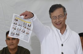 El presidente de Colombia Gustavo Petro muestra el tarjetón electoral este domingo en Bogotá (Colombia).