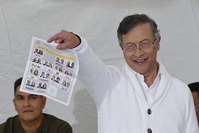 El presidente de Colombia Gustavo Petro muestra el tarjetón electoral este domingo en Bogotá (Colombia).