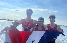 Los muchachos de 4x del Club Nacional de Regatas El Mbiguá, ganaron la medalla de oro.