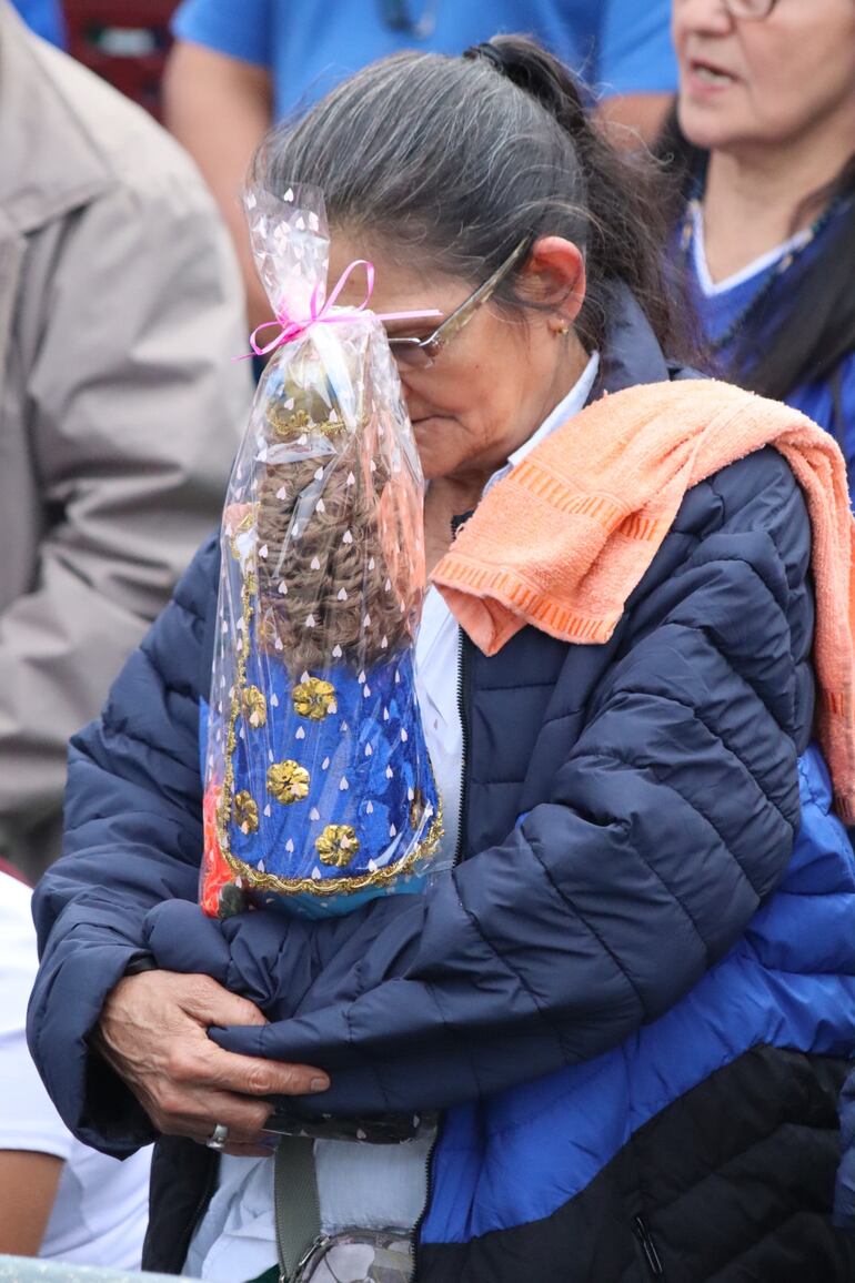 Los fieles se acercan con sus imágenes en mano, como gesto de gratitud.