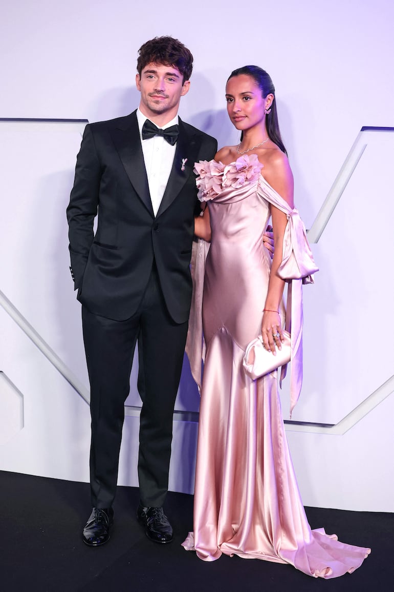 Charles Leclerc y Alexandra llegaron así de elegantes al Monte-Carlo Sporting Club en Mónaco. (Valery HACHE / AFP)