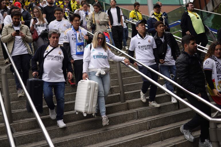 Los aficionados en los alrededores del estadio de Wembley antes de la final de la Champions League entre el Borussia Dortmund y el Real Madrid en Londres.