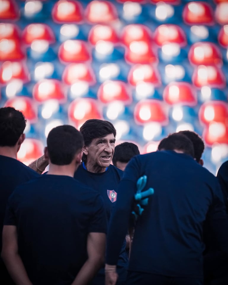 El entrenador de Cerro Porteño, Gustavo Costas habla con sus dirigidos en la sesión de entrenamientos desarrollado en el estadio La Nueva Olla. (Foto: @CCP1912oficial)