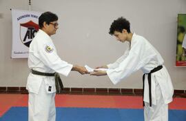 El 1er. Dan Iván Florentín, recibiendo sus pergaminos.
ARTES MARCIALES
Dojo del Asunción Tennis Club  15-03-2025