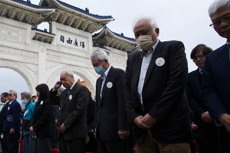 Familiares de víctimas del "Incidente 228" participan de un acto de conmemoración, este miércoles en Taipei.