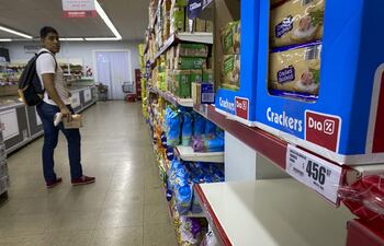 Una persona realiza compras en un supermercado, en Buenos Aires (Argentina). (EFE)