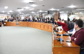 Pleno de la Junta Municipal de Asunción en Jesús Lara (ANR-disidente), concejal de Asunción, en la sesión extraordinaria de este domingo, en la que la oposición y la disidencia lograron el rechazo del Balance 2025.