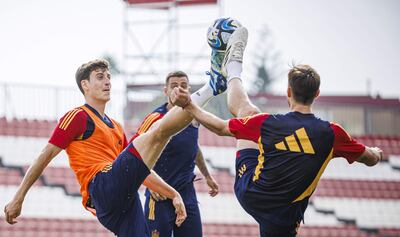 La selección española se ha entrenado este viernes en la ciudad deportiva 'Jesús Navas' tras la victoria de anoche ante Escocia en La Cartuja (2-0) para empezar a preparar el partido del próximo domingo ante Noruega en Oslo y con la novedad del lateral zurdo del Villarreal Alfonso Pedraza.