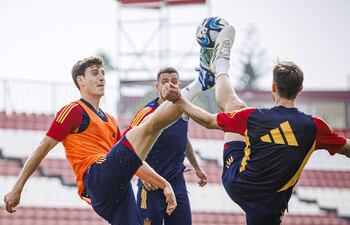 La selección española se ha entrenado este viernes en la ciudad deportiva 'Jesús Navas' tras la victoria de anoche ante Escocia en La Cartuja (2-0) para empezar a preparar el partido del próximo domingo ante Noruega en Oslo y con la novedad del lateral zurdo del Villarreal Alfonso Pedraza.