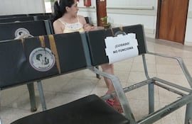 El IPS Campo Vía de Capiatá ni siquiera disimula la falta de infraestructura. Con un cartel alertan a los asegurados que un sillón no se puede utilizar.