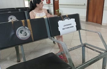 El IPS Campo Vía de Capiatá ni siquiera disimula la falta de infraestructura. Con un cartel alertan a los asegurados que un sillón no se puede utilizar.