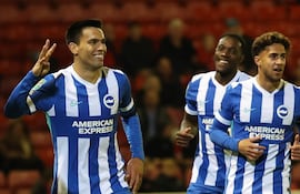 Festejo del paraguayo Diego Gómez, tras anotar cuatro tantos ante Barnsley, por la tercera ronda de la Copa de la Liga de Inglaterra.