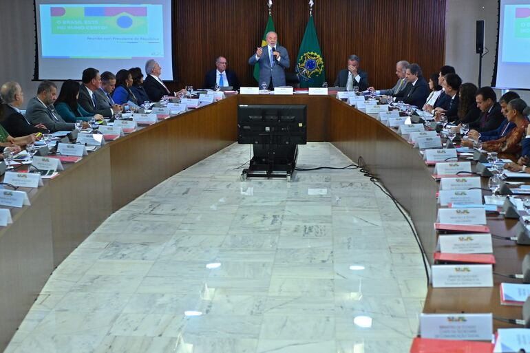 El presidente de Brasil, Luiz Inácio Lula da Silva (c), preside una reunión con su gabinete de ministros este lunes, en el Palacio de Planalto en Brasilia (Brasil). 