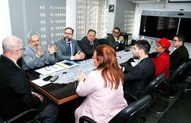 El fiscal general del Estado Emiliano Rolón encabeza el encuentro de altos funcionarios de seguridad y la Fiscalía para coordinar acciones contra la inseguridad.