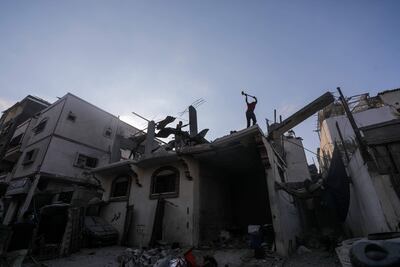 Los palestinos inspeccionan la casa destruida de la familia Muheisen tras un ataque aéreo israelí en el barrio de Al Zwaida, en el centro de la Franja de Gaza.