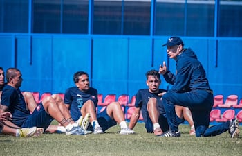 El entrenador Ariel Holan brinda indicaciones a los futbolistas de Cerro Porteño, en Barrio Obrero.