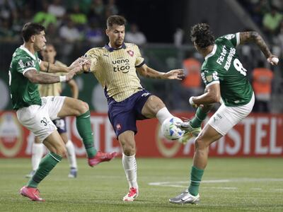 Gastón Giménez (c), jugador de Cerro Porteño, pelea el balón en un partido frente a Palmeiras por al segunda fecha del Grupo G de la Copa Libertadores 2025 en el estadio Allianz Parque, en Sao Paulo, Brasil.