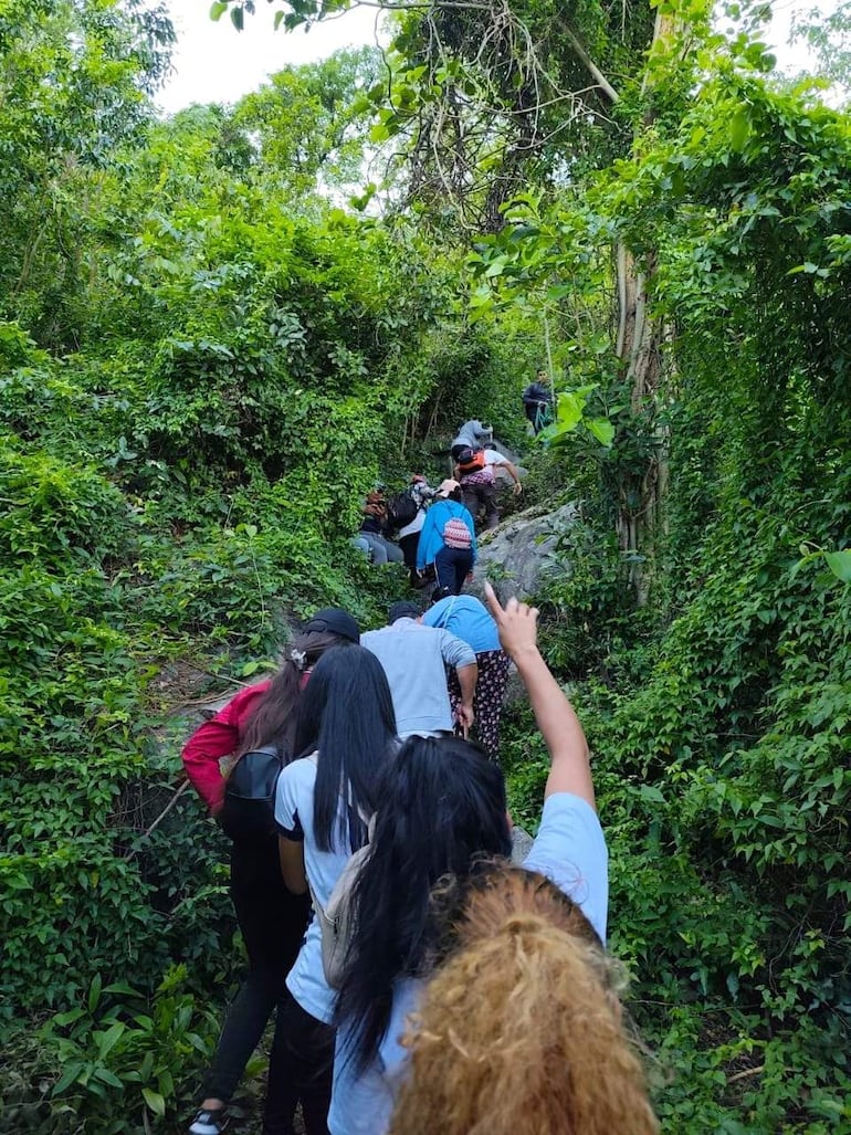 Feligreses de distintos puntos se preparan para peregrinar hasta la cima del cerro San José de Ybycuí.
