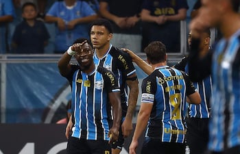 El centrocampista belga del Gremio, Francis Amuzu, celebra con sus compañeros tras anotar el primer gol de su equipo durante el partido de fútbol de la fase de grupos de la Copa Sudamericana entre el Gremio de Brasil y el Deportivo Riestra de Argentina, en el estadio Arena do Gremio en Porto Alegre.