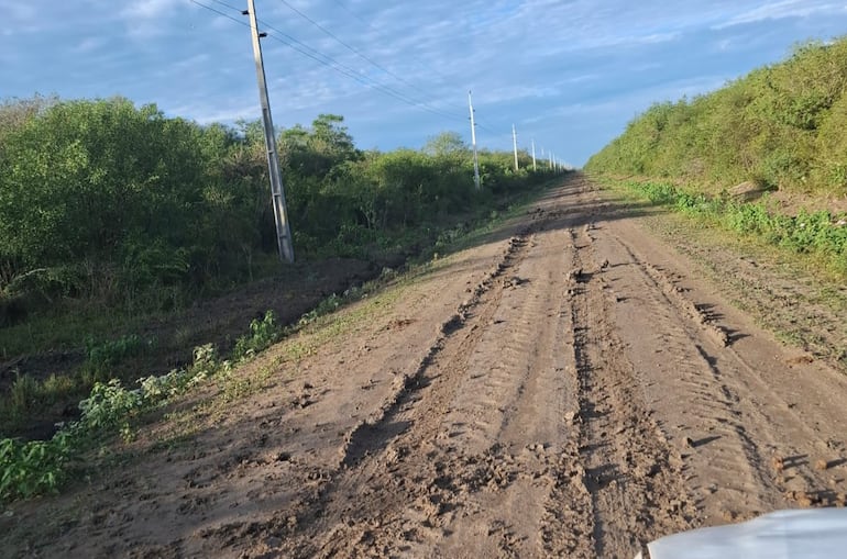 Los conductores inconscientes que no respetan las barreras, destruyen los caminos.