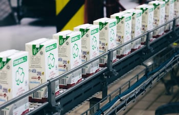 La clásica Leche Trébol, uno de los productos más consumidos del mercado esteño.