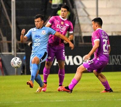 Walter Pacheco trata de dominar el balón ante la presencia de los liberteños Ramírez y Sanabria