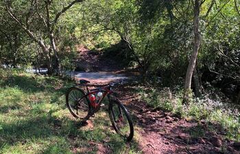 Una bicicleta estacionada en uno de los tramos del Desafío al Ybytyruzú. (Archivo).