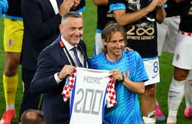 El presidente de la Federación Croata de Fútbol, Marijan Kustic, entrega a Luka Modric de Croacia una camiseta que conmemora su partido internacional número 200, durante el partido del Grupo L de la Copa Mundial de la FIFA 2026 entre Panamá y Croacia en el Toronto Stadium.