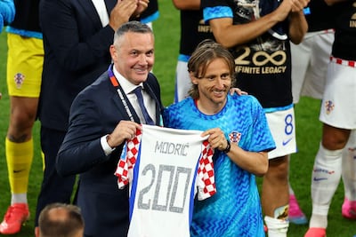 El presidente de la Federación Croata de Fútbol, Marijan Kustic, entrega a Luka Modric de Croacia una camiseta que conmemora su partido internacional número 200, durante el partido del Grupo L de la Copa Mundial de la FIFA 2026 entre Panamá y Croacia en el Toronto Stadium.