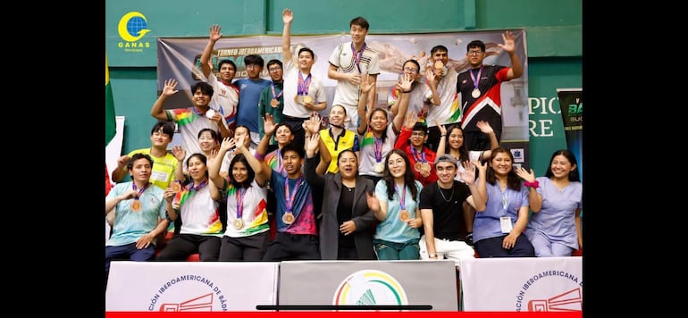 Leo Lee en lo mas alto del podio entre todos los participantes del Iberoamericano de bádminton.