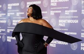 La música estadounidense Lizzo asiste a la décima ceremonia del Premio Breakthrough en el Museo de la Academia de Imágenes en Movimiento en los Ángeles, California, EE.UU. La gala rinde homenaje a aclamadas luminarias de ciencia y matemáticas con figuras destacadas del mundo del entretenimiento, la tecnología, el deporte y los negocios.