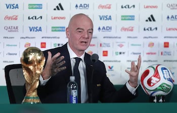 El presidente de la FIFA, Gianni Infantino, habla durante una rueda de prensa este miércoles, en Ciudad de México (México). Infantino aseveró que la "magia" del Estadio Azteca, el legendario campo de fútbol de Ciudad de México, fue trascendental para la conjunción entre México, Estados Unidos y Canadá en la organización de esta Copa del Mundo.
