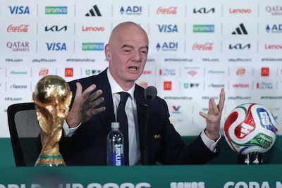 El presidente de la FIFA, Gianni Infantino, habla durante una rueda de prensa este miércoles, en Ciudad de México (México). Infantino aseveró que la "magia" del Estadio Azteca, el legendario campo de fútbol de Ciudad de México, fue trascendental para la conjunción entre México, Estados Unidos y Canadá en la organización de esta Copa del Mundo.