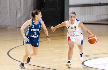 La base María Pereira en el partido debut contra Uruguay, con triunfo paraguayo. Este domingo nuevamente jugarán ambas selecciones por el quinto lugar del Sudamericano.