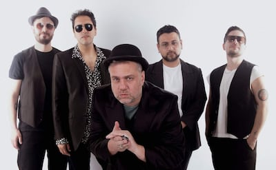 Cinco miembros de Blues del Sur posan en un fondo blanco, vestidos informalmente, con gafas de sol y un sombrero al frente.