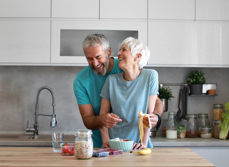 Qué comer después de los 60 para cuidar los músculos y tener energía.