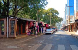 Las calles y avenidas permanecieron mayormente vacías en el centro de Ciudad del Este.